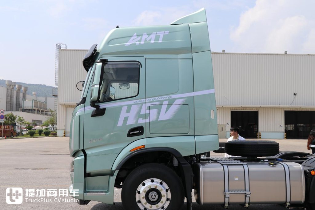 自重仅7.38吨,龙鳞外观新内饰,带您了解最新发布的乘龙H5V轻量化牵引车 - 第9张 - 提加商用车网 自重仅7.38吨,龙鳞外观新内饰,带您了解最新发布的乘龙H5V轻量化牵引车 - 第9张