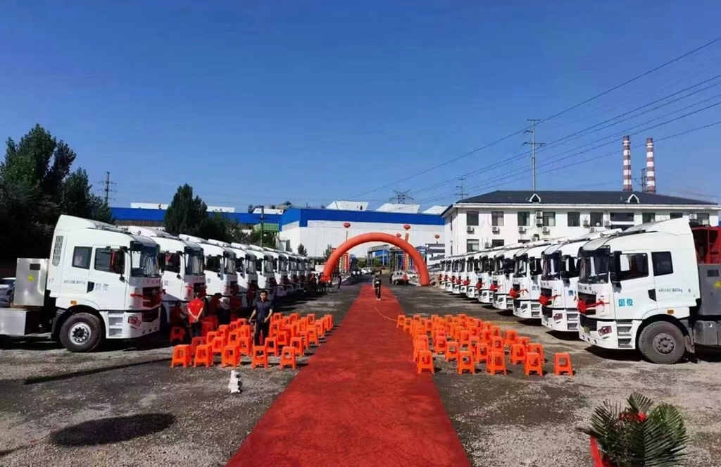 助力钢铁绿色运输 20台华菱电动重卡交付武安客户￼