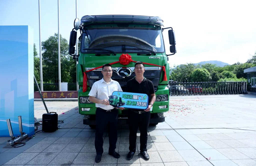 金龙重卡助力“绿色城建”：厦门市首台充换电渣土车投入运营！