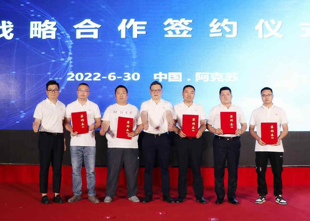 驰骋“疆”场 “气”势如红,上汽红岩CNG系列新品震撼上市 - 第1张 - 提加商用车网 驰骋“疆”场 “气”势如红,上汽红岩CNG系列新品震撼上市 - 第1张