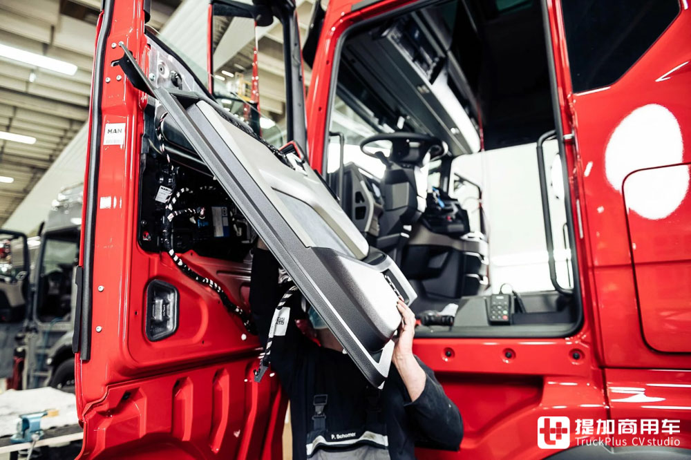 曼恩最高端的TGX Individual Lion S定制卡车如何生产?走进工厂带你来看! - 第12张 - 提加商用车网 曼恩最高端的TGX Individual Lion S定制卡车如何生产?走进工厂带你来看! - 第12张