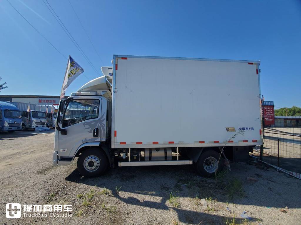 配8挡变速箱的蓝牌轻卡?内饰也高端,陕汽轻卡K5000冷藏车实拍 - 第11张 - 提加商用车网 配8挡变速箱的蓝牌轻卡?内饰也高端,陕汽轻卡K5000冷藏车实拍 - 第11张