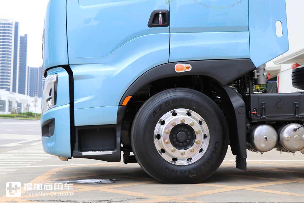 后视镜流媒体都用上了,集成多项未来卡车技术,乘龙H7智控牵引车实拍 - 第12张 - 提加商用车网 后视镜流媒体都用上了,集成多项未来卡车技术,乘龙H7智控牵引车实拍 - 第12张