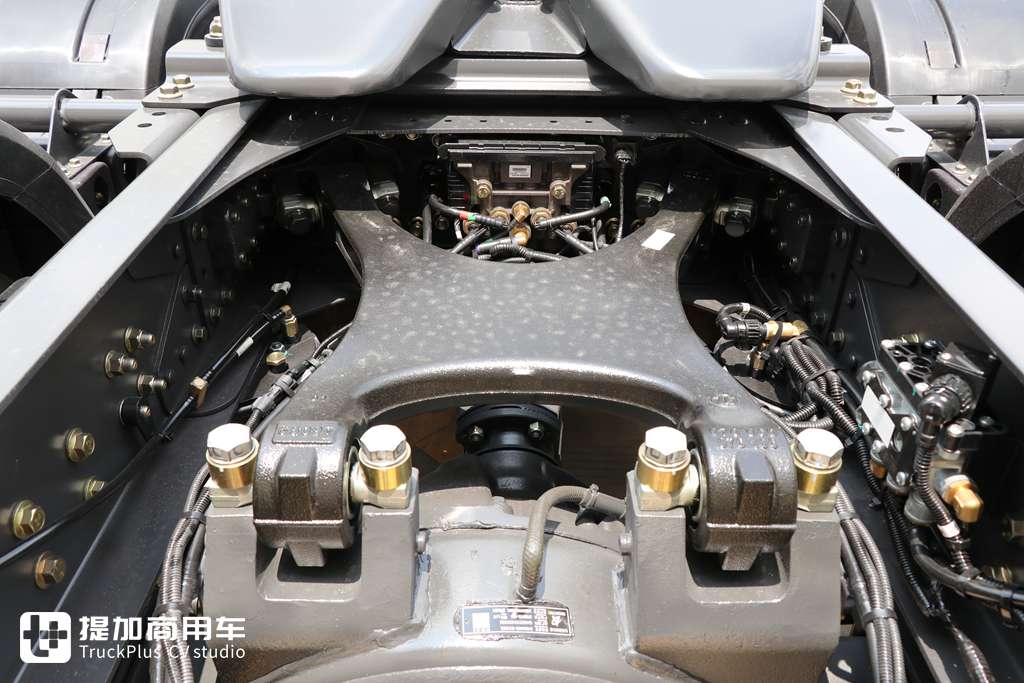 后视镜流媒体都用上了,集成多项未来卡车技术,乘龙H7智控牵引车实拍 - 第13张 - 提加商用车网 后视镜流媒体都用上了,集成多项未来卡车技术,乘龙H7智控牵引车实拍 - 第13张
