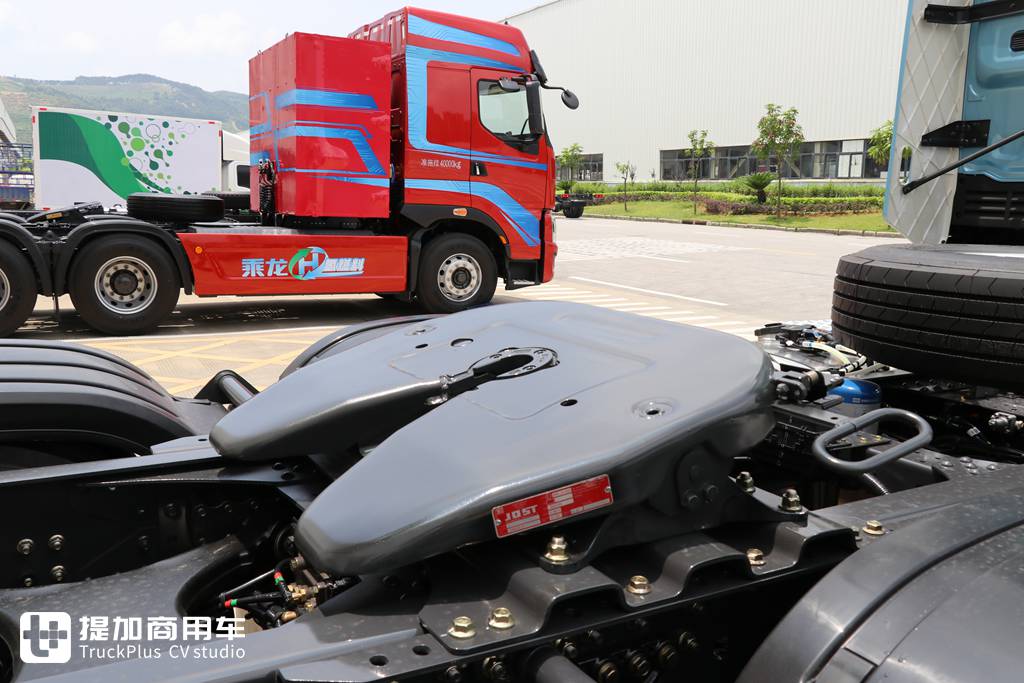 后视镜流媒体都用上了,集成多项未来卡车技术,乘龙H7智控牵引车实拍 - 第14张 - 提加商用车网 后视镜流媒体都用上了,集成多项未来卡车技术,乘龙H7智控牵引车实拍 - 第14张