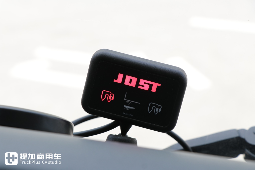 后视镜流媒体都用上了,集成多项未来卡车技术,乘龙H7智控牵引车实拍 - 第15张 - 提加商用车网 后视镜流媒体都用上了,集成多项未来卡车技术,乘龙H7智控牵引车实拍 - 第15张