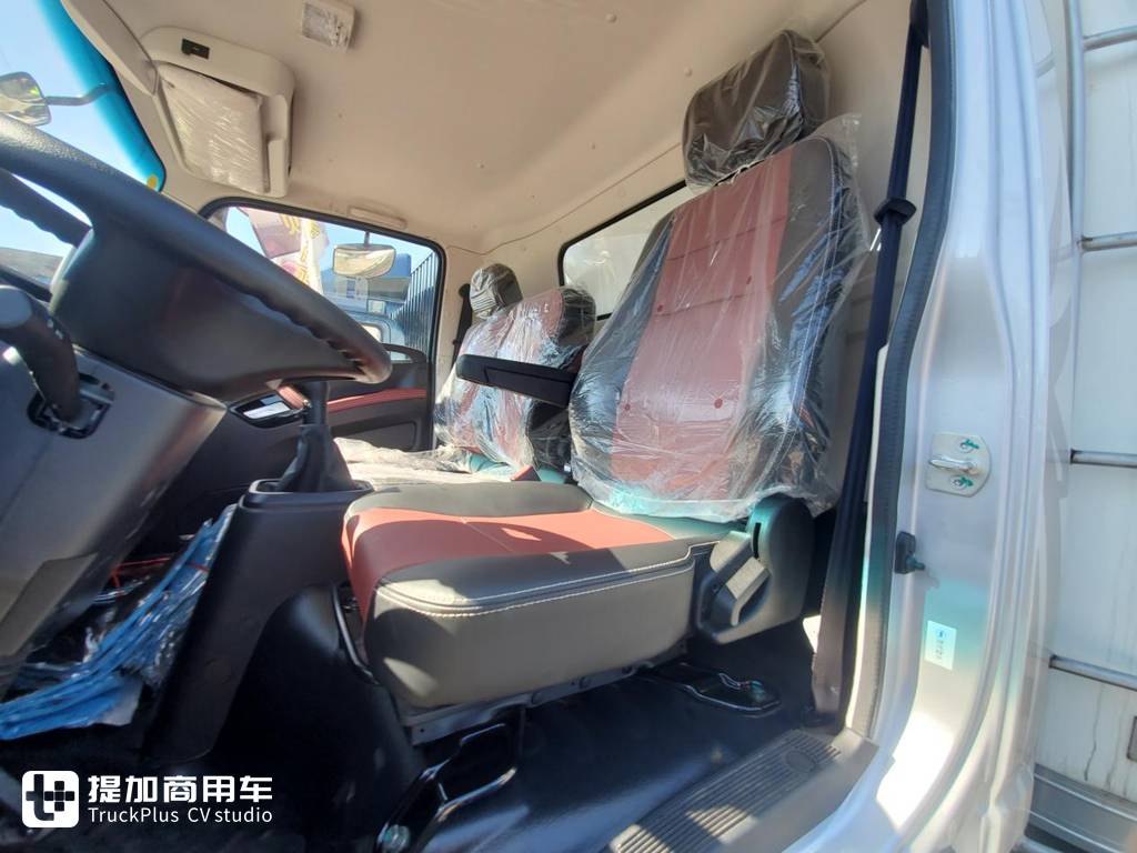 配8挡变速箱的蓝牌轻卡?内饰也高端,陕汽轻卡K5000冷藏车实拍 - 第16张 - 提加商用车网 配8挡变速箱的蓝牌轻卡?内饰也高端,陕汽轻卡K5000冷藏车实拍 - 第16张