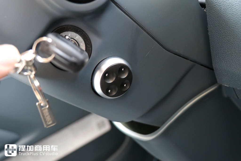 后视镜流媒体都用上了,集成多项未来卡车技术,乘龙H7智控牵引车实拍 - 第17张 - 提加商用车网 后视镜流媒体都用上了,集成多项未来卡车技术,乘龙H7智控牵引车实拍 - 第17张