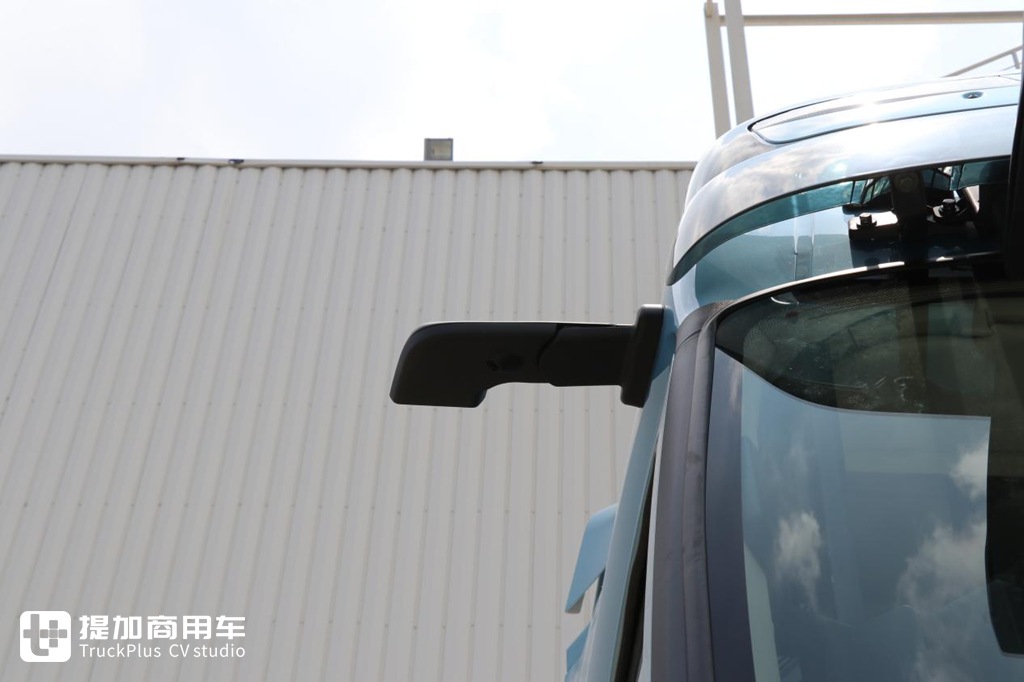 后视镜流媒体都用上了,集成多项未来卡车技术,乘龙H7智控牵引车实拍 - 第3张 - 提加商用车网 后视镜流媒体都用上了,集成多项未来卡车技术,乘龙H7智控牵引车实拍 - 第3张