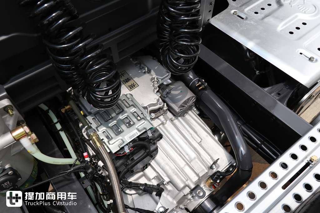 后视镜流媒体都用上了,集成多项未来卡车技术,乘龙H7智控牵引车实拍 - 第9张 - 提加商用车网 后视镜流媒体都用上了,集成多项未来卡车技术,乘龙H7智控牵引车实拍 - 第9张