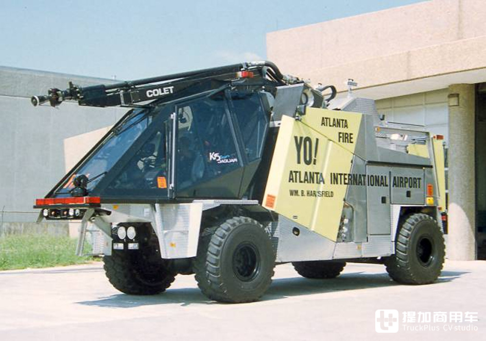 效仿F-117隐身战斗机设计的卡车，美国Colet K-15机场消防车