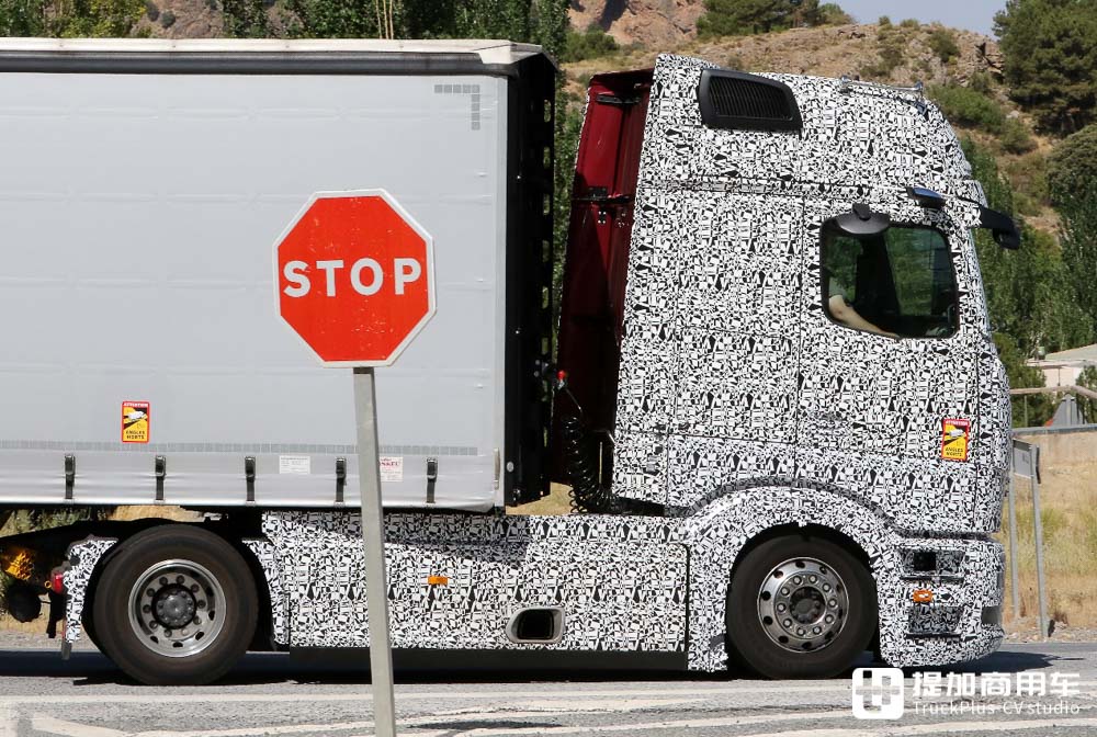 底盘前移、前脸更圆滑，奔驰新一代Actros谍照爆出