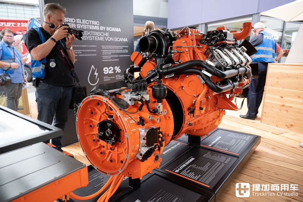 高达1150马力，斯堪尼亚推出V8发动机+电机的混动系统，您猜它用在什么卡车上？