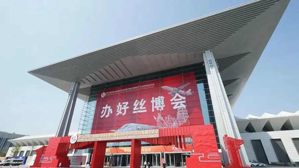 领跑绿色智能制造 陕汽新能源重卡成为第六届国际丝博会明星 - 第1张