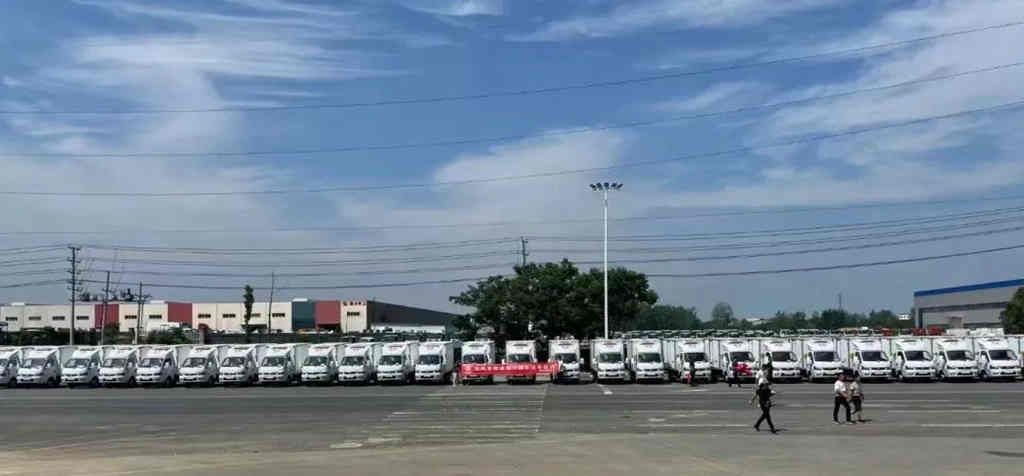 31台东风途逸冷藏车成功交付甘肃某冷链运输公司！ - 第1张