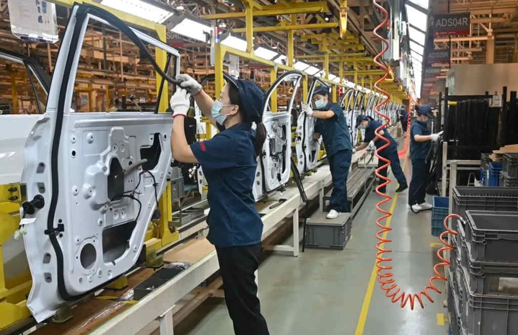 谭旭光：全力确保重庆员工防暑降温、安全生产！