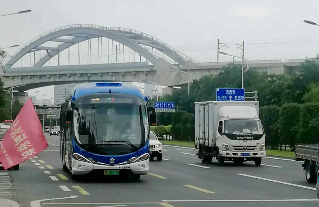 首次现身威海 格力钛海豚公交车助建“精致城市” - 第4张