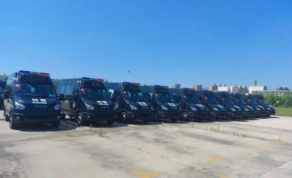 交车!依维柯欧胜警车为守护城市助力!