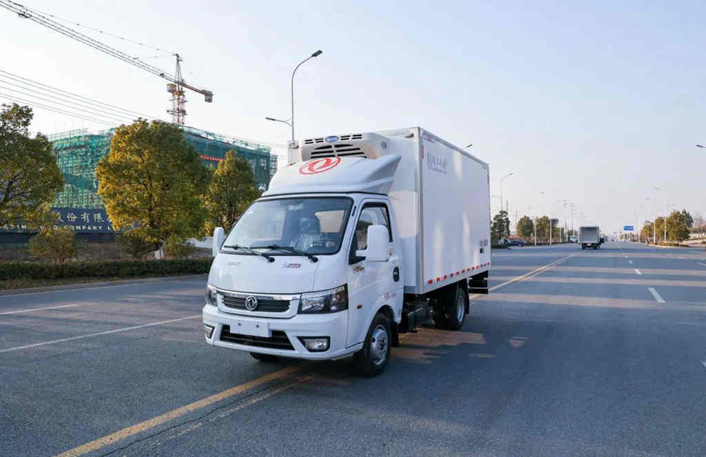 31台东风途逸冷藏车成功交付甘肃某冷链运输公司！