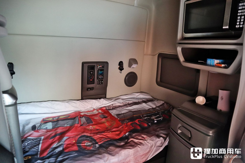 谁说欧洲只有平头卡车？长头卡车一样有！带你看两台在欧洲服役的美国卡车 - 第10张