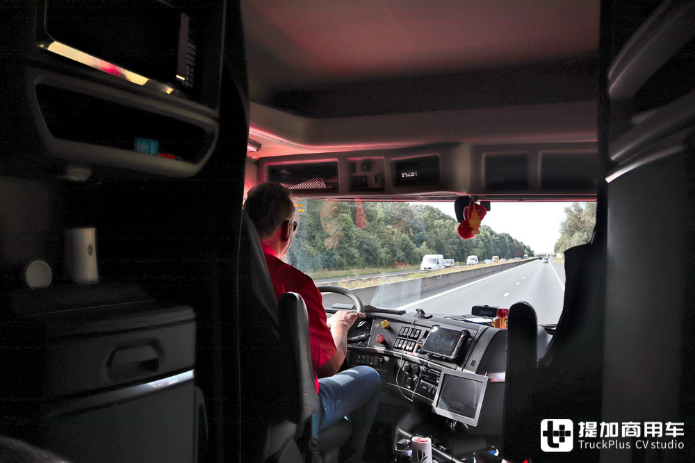 谁说欧洲只有平头卡车？长头卡车一样有！带你看两台在欧洲服役的美国卡车 - 第11张