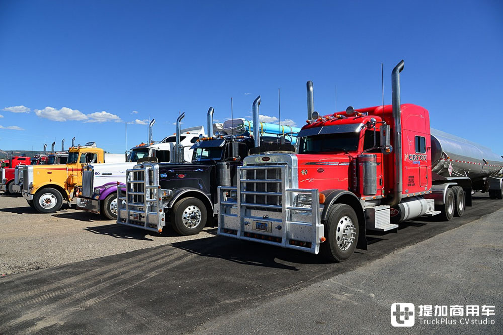 谁说欧洲只有平头卡车？长头卡车一样有！带你看两台在欧洲服役的美国卡车 - 第12张