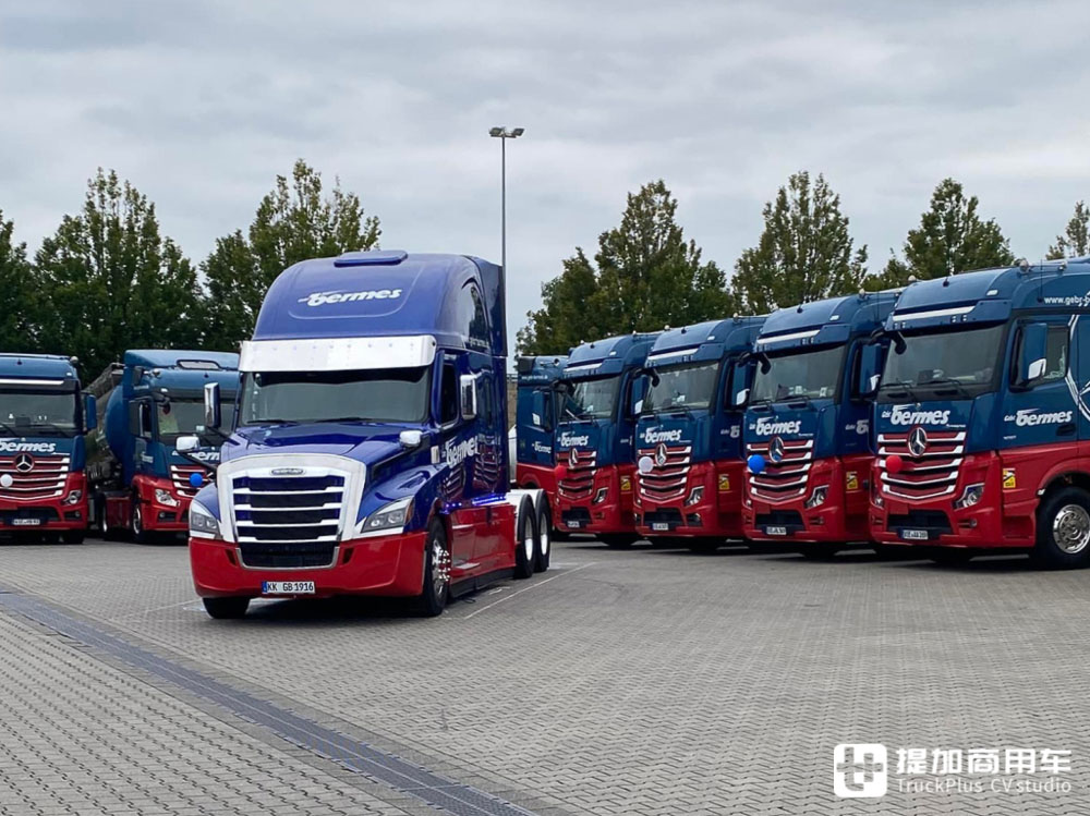 谁说欧洲只有平头卡车？长头卡车一样有！带你看两台在欧洲服役的美国卡车 - 第2张