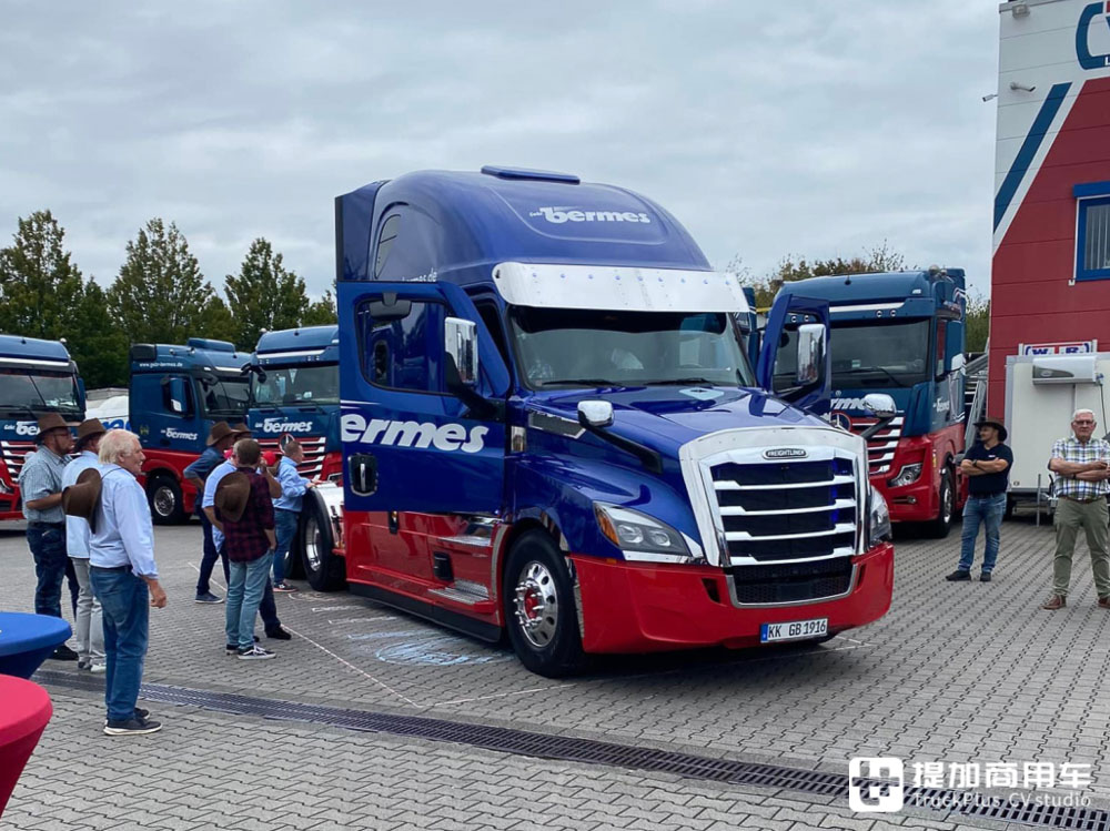 谁说欧洲只有平头卡车？长头卡车一样有！带你看两台在欧洲服役的美国卡车 - 第3张