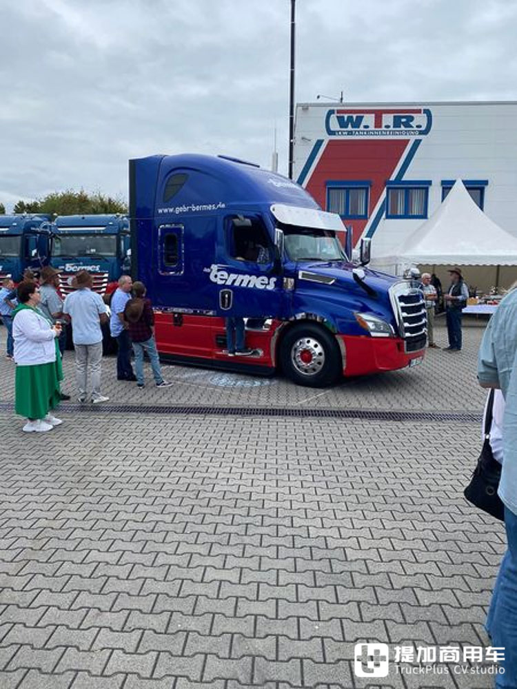 谁说欧洲只有平头卡车？长头卡车一样有！带你看两台在欧洲服役的美国卡车 - 第4张