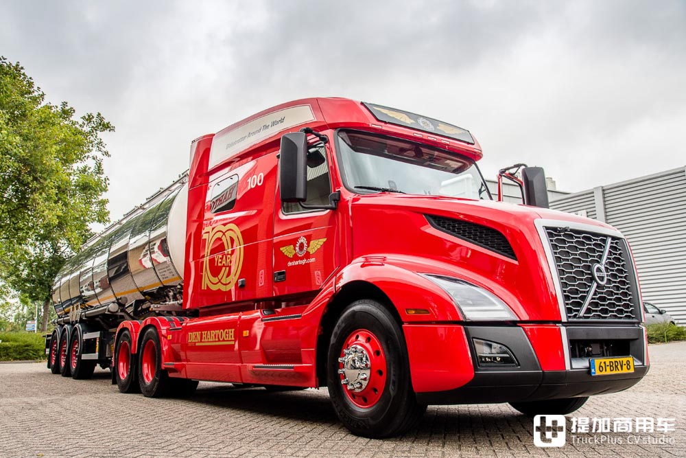 谁说欧洲只有平头卡车？长头卡车一样有！带你看两台在欧洲服役的美国卡车 - 第7张