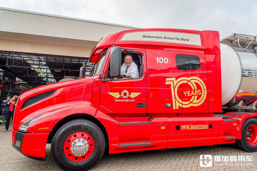 谁说欧洲只有平头卡车？长头卡车一样有！带你看两台在欧洲服役的美国卡车 - 第9张