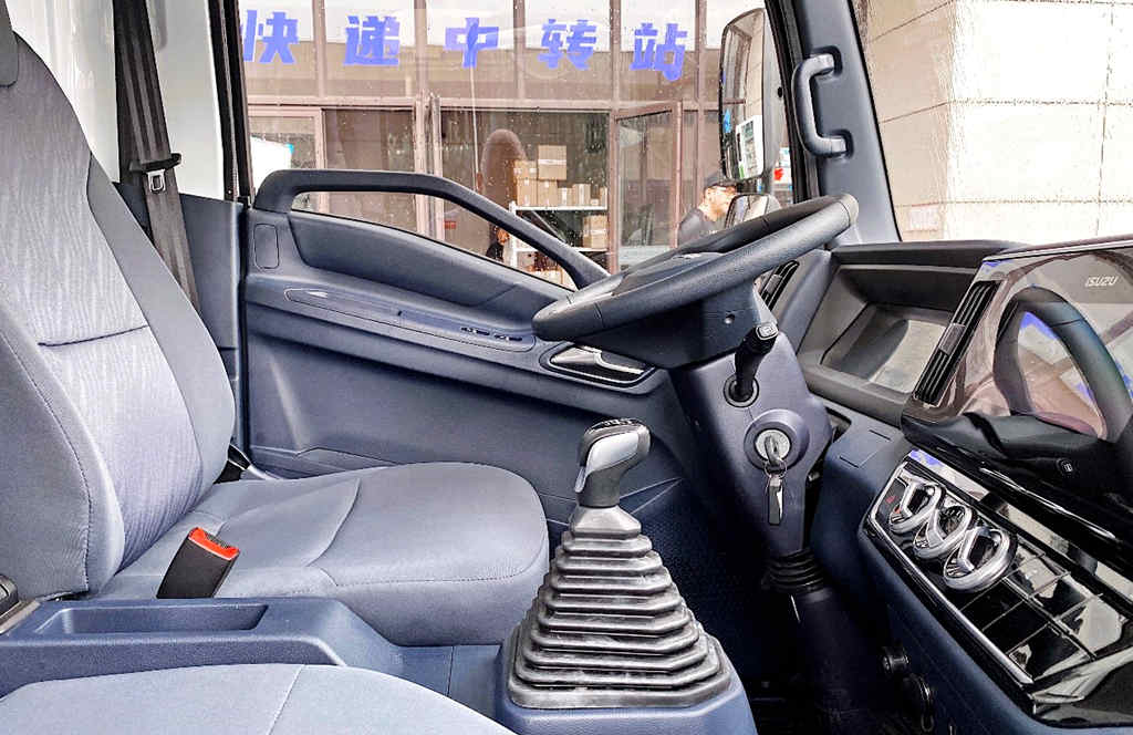 可载物也可坐人,江西五十铃翼放双排轻卡太实用了 - 第2张 - 提加商用车网 可载物也可坐人,江西五十铃翼放双排轻卡太实用了 - 第2张