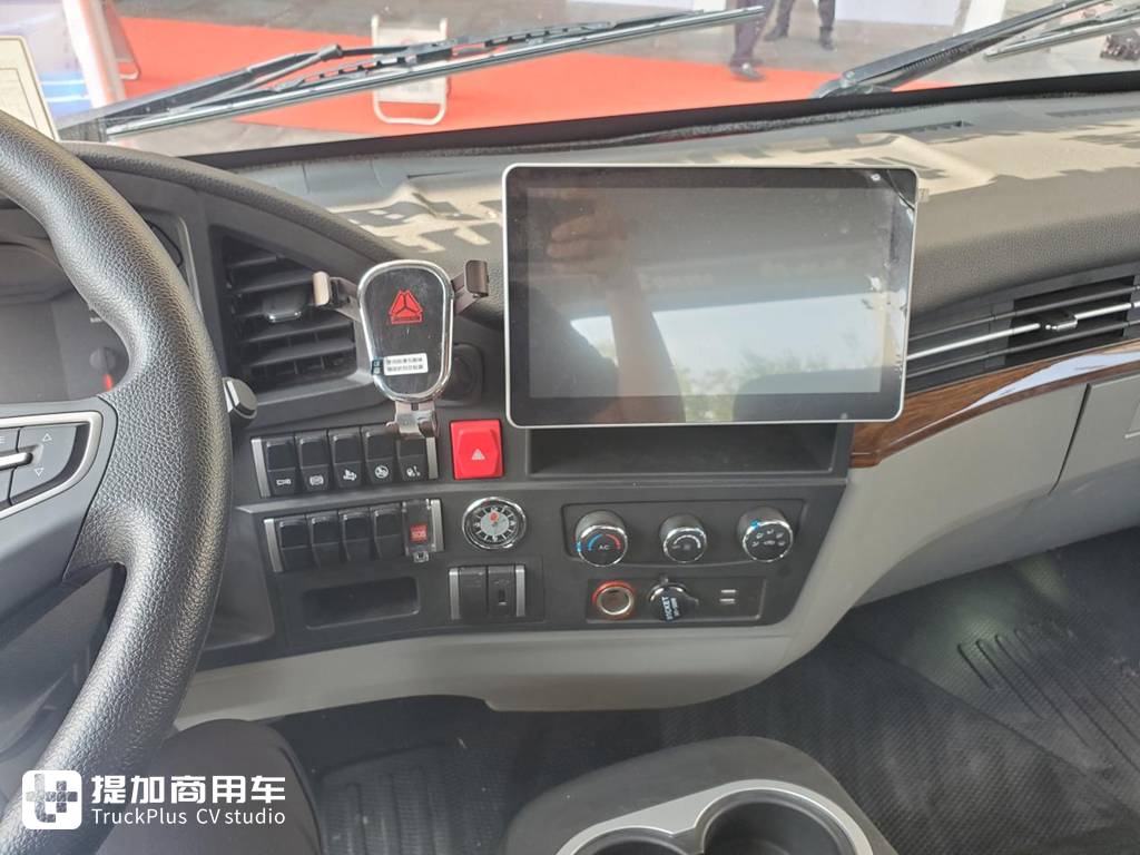 自动挡,还有1.2米卧铺,重汽豪沃最新发布的统帅先锋中卡载货车实拍 - 第10张 - 提加商用车网 自动挡,还有1.2米卧铺,重汽豪沃最新发布的统帅先锋中卡载货车实拍 - 第10张