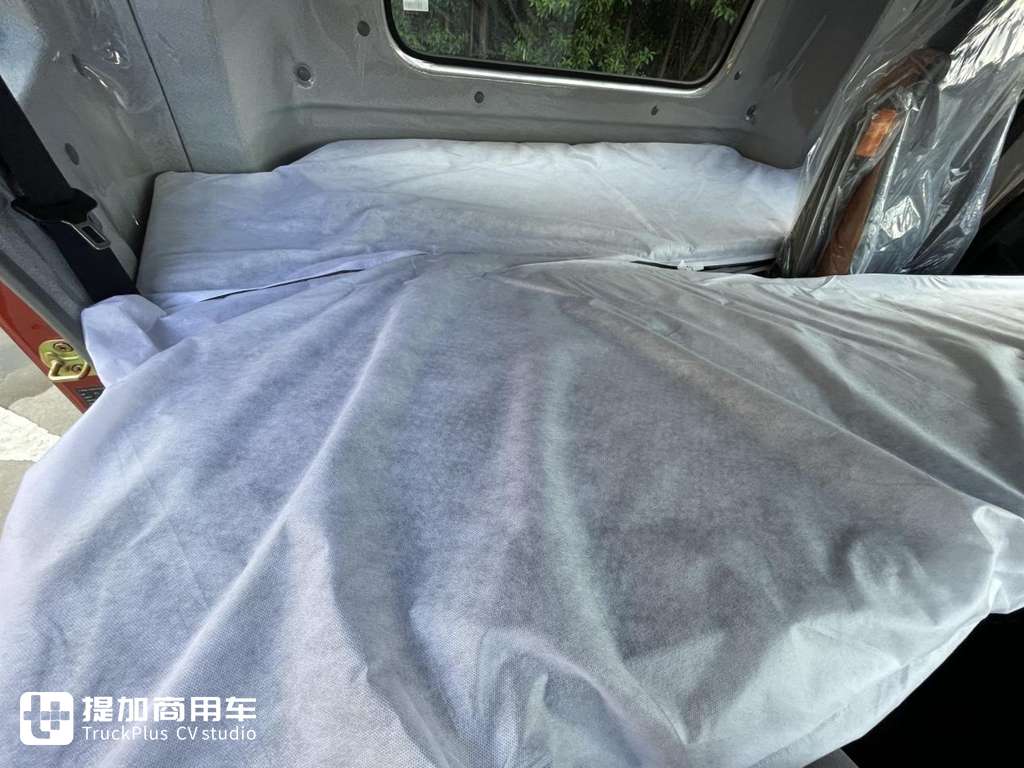 自动挡,还有1.2米卧铺,重汽豪沃最新发布的统帅先锋中卡载货车实拍 - 第14张 - 提加商用车网 自动挡,还有1.2米卧铺,重汽豪沃最新发布的统帅先锋中卡载货车实拍 - 第14张