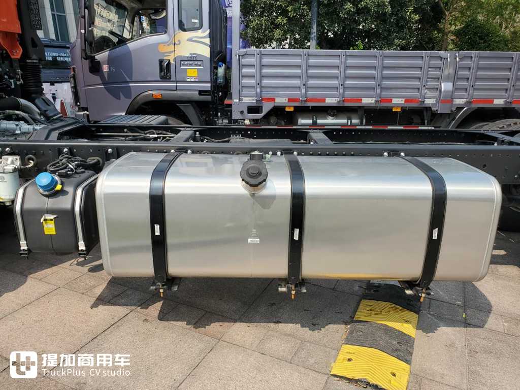 自动挡,还有1.2米卧铺,重汽豪沃最新发布的统帅先锋中卡载货车实拍 - 第19张 - 提加商用车网 自动挡,还有1.2米卧铺,重汽豪沃最新发布的统帅先锋中卡载货车实拍 - 第19张