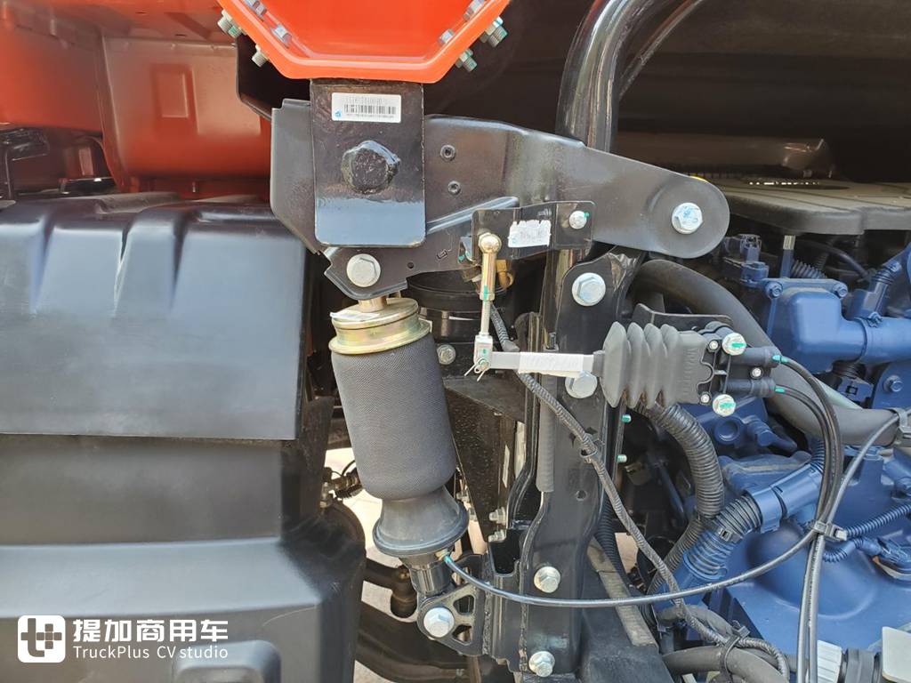 自动挡,还有1.2米卧铺,重汽豪沃最新发布的统帅先锋中卡载货车实拍 - 第7张 - 提加商用车网 自动挡,还有1.2米卧铺,重汽豪沃最新发布的统帅先锋中卡载货车实拍 - 第7张