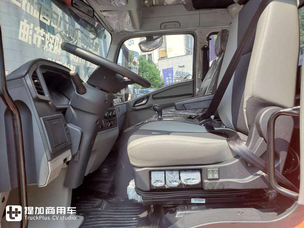 自动挡,还有1.2米卧铺,重汽豪沃最新发布的统帅先锋中卡载货车实拍 - 第8张 - 提加商用车网 自动挡,还有1.2米卧铺,重汽豪沃最新发布的统帅先锋中卡载货车实拍 - 第8张