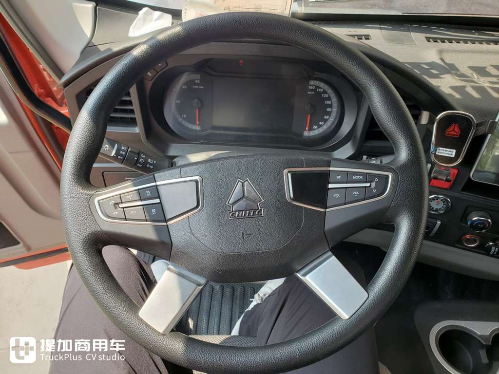 自动挡,还有1.2米卧铺,重汽豪沃最新发布的统帅先锋中卡载货车实拍 - 第9张 - 提加商用车网 自动挡,还有1.2米卧铺,重汽豪沃最新发布的统帅先锋中卡载货车实拍 - 第9张