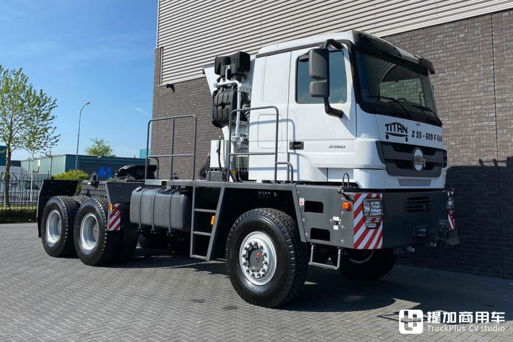 油田用的特种越野卡车，轮胎足有一人高，德国泰坦Z55-609 F 6x6卡车实拍