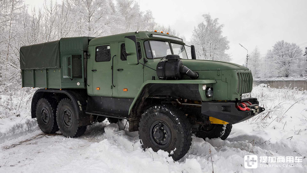 暴力美学的集大成之作，俄罗斯玩家的爆改乌拉尔4320 6x6军卡实拍