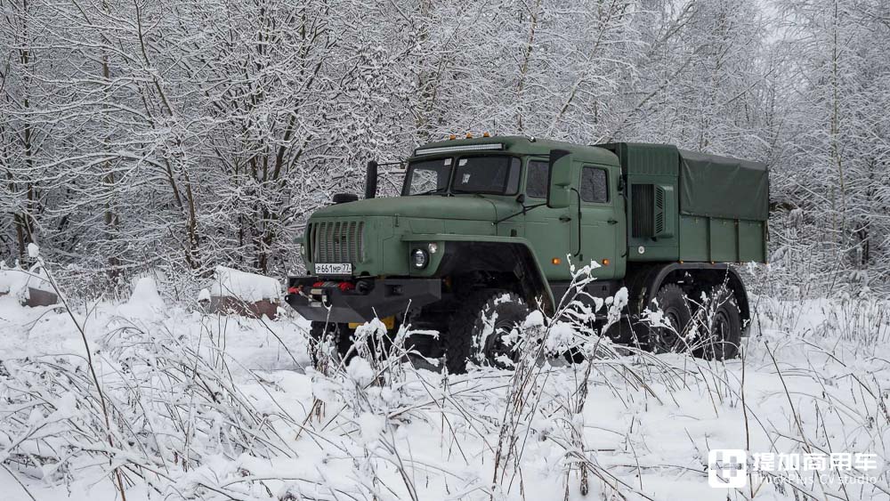 暴力美学的集大成之作,俄罗斯玩家的爆改乌拉尔4320 6x6军卡实拍 - 第1张 - 提加商用车网 暴力美学的集大成之作,俄罗斯玩家的爆改乌拉尔4320 6x6军卡实拍 - 第1张