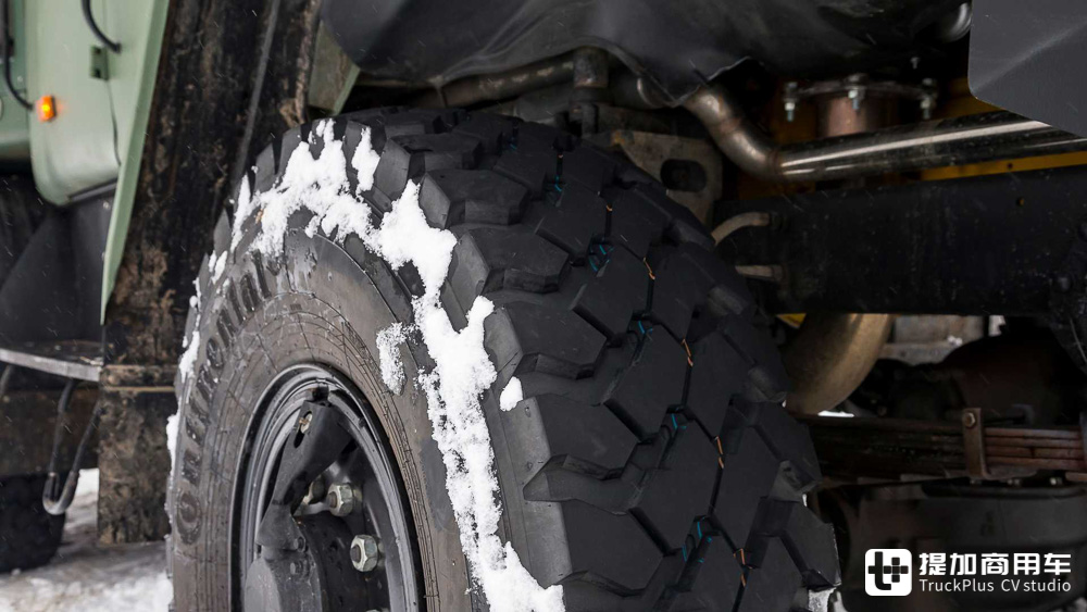 暴力美学的集大成之作,俄罗斯玩家的爆改乌拉尔4320 6x6军卡实拍 - 第12张 - 提加商用车网 暴力美学的集大成之作,俄罗斯玩家的爆改乌拉尔4320 6x6军卡实拍 - 第12张