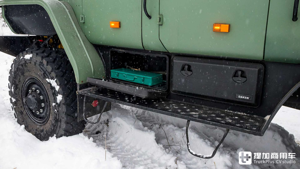 暴力美学的集大成之作,俄罗斯玩家的爆改乌拉尔4320 6x6军卡实拍 - 第15张 - 提加商用车网 暴力美学的集大成之作,俄罗斯玩家的爆改乌拉尔4320 6x6军卡实拍 - 第15张