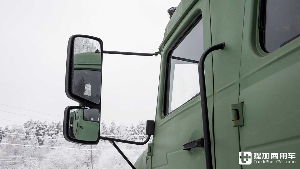 暴力美学的集大成之作,俄罗斯玩家的爆改乌拉尔4320 6x6军卡实拍 - 第17张 - 提加商用车网 暴力美学的集大成之作,俄罗斯玩家的爆改乌拉尔4320 6x6军卡实拍 - 第17张