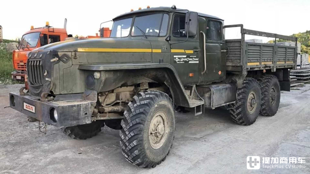 暴力美学的集大成之作,俄罗斯玩家的爆改乌拉尔4320 6x6军卡实拍 - 第2张 - 提加商用车网 暴力美学的集大成之作,俄罗斯玩家的爆改乌拉尔4320 6x6军卡实拍 - 第2张