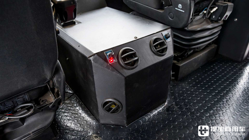 暴力美学的集大成之作,俄罗斯玩家的爆改乌拉尔4320 6x6军卡实拍 - 第22张 - 提加商用车网 暴力美学的集大成之作,俄罗斯玩家的爆改乌拉尔4320 6x6军卡实拍 - 第22张