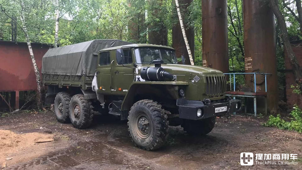 暴力美学的集大成之作,俄罗斯玩家的爆改乌拉尔4320 6x6军卡实拍 - 第3张 - 提加商用车网 暴力美学的集大成之作,俄罗斯玩家的爆改乌拉尔4320 6x6军卡实拍 - 第3张