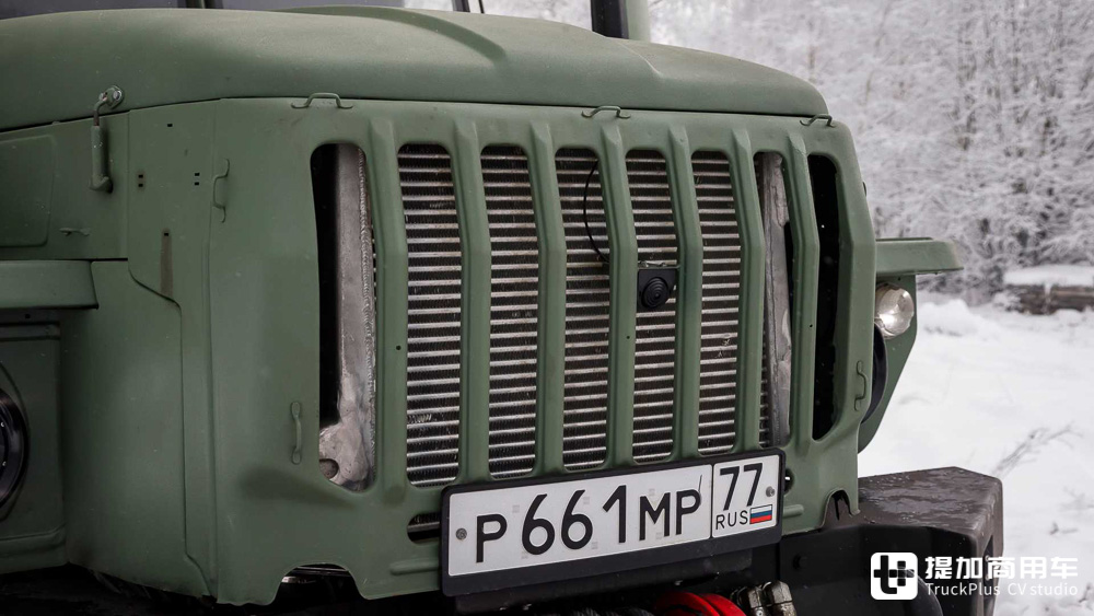 暴力美学的集大成之作,俄罗斯玩家的爆改乌拉尔4320 6x6军卡实拍 - 第5张 - 提加商用车网 暴力美学的集大成之作,俄罗斯玩家的爆改乌拉尔4320 6x6军卡实拍 - 第5张