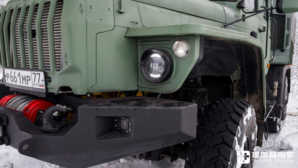 暴力美学的集大成之作,俄罗斯玩家的爆改乌拉尔4320 6x6军卡实拍 - 第6张 - 提加商用车网 暴力美学的集大成之作,俄罗斯玩家的爆改乌拉尔4320 6x6军卡实拍 - 第6张