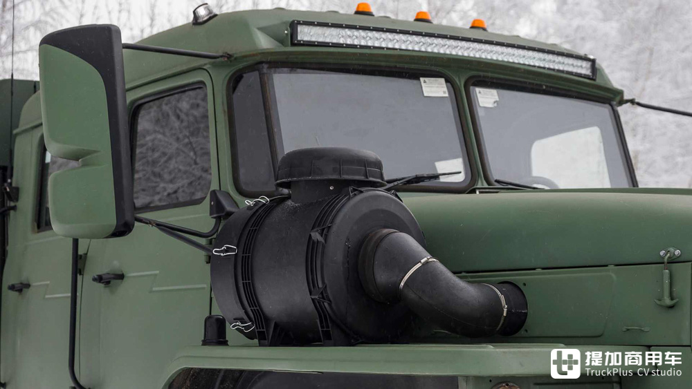 暴力美学的集大成之作,俄罗斯玩家的爆改乌拉尔4320 6x6军卡实拍 - 第8张 - 提加商用车网 暴力美学的集大成之作,俄罗斯玩家的爆改乌拉尔4320 6x6军卡实拍 - 第8张